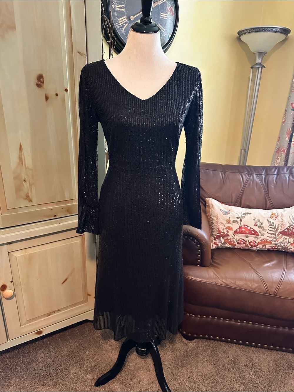 Elegant Black Sequin Long-Sleeve V-Neck Midi Dress